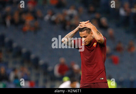 Roma, Italia. 29Sep, 2016. RomaÕs Juan Iturbe celebra dopo rigature durante l'Europa League Gruppo E partita di calcio tra Roma e Astra Giurgiu presso lo Stadio Olimpico. Roma ha vinto 4-0. © Riccardo De Luca/Pacific Press/Alamy Live News Foto Stock