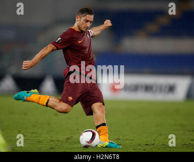 Roma, Italia. 29Sep, 2016. RomaÕs Francesco Totti calci la sfera durante l'Europa League Gruppo E partita di calcio tra Roma e Astra Giurgiu presso lo Stadio Olimpico. Roma ha vinto 4-0. © Riccardo De Luca/Pacific Press/Alamy Live News Foto Stock