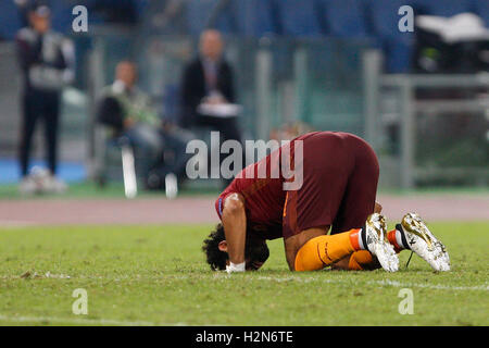 Roma, Italia. 29Sep, 2016. RomaÕs Mohamed Salah celebra dopo rigature durante l'Europa League Gruppo E partita di calcio tra Roma e Astra Giurgiu presso lo Stadio Olimpico. Roma ha vinto 4-0. © Riccardo De Luca/Pacific Press/Alamy Live News Foto Stock