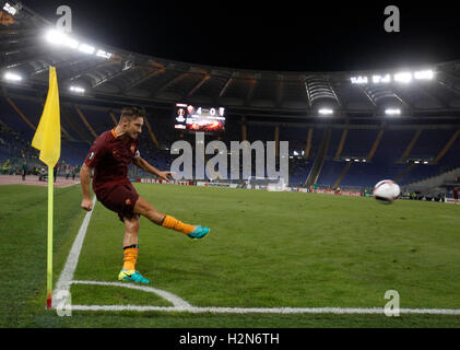 Roma, Italia. 29Sep, 2016. RomaÕs Francesco Totti calci un angolo durante l'Europa League Gruppo E partita di calcio tra Roma e Astra Giurgiu presso lo Stadio Olimpico. Roma ha vinto 4-0. © Riccardo De Luca/Pacific Press/Alamy Live News Foto Stock