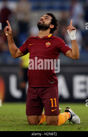 Roma, Italia. 29Sep, 2016. RomaÕs Mohamed Salah celebra dopo rigature durante l'Europa League Gruppo E partita di calcio tra Roma e Astra Giurgiu presso lo Stadio Olimpico. Roma ha vinto 4-0. © Riccardo De Luca/Pacific Press/Alamy Live News Foto Stock