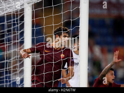 Roma, Italia. 29Sep, 2016. RomaÕs Federico Fazio celebra dopo rigature durante l'Europa League Gruppo E partita di calcio tra Roma e Astra Giurgiu presso lo Stadio Olimpico. Roma ha vinto 4-0. © Riccardo De Luca/Pacific Press/Alamy Live News Foto Stock