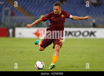 Roma, Italia. 29Sep, 2016. RomaÕs Francesco Totti calci la sfera durante l'Europa League Gruppo E partita di calcio tra Roma e Astra Giurgiu presso lo Stadio Olimpico. Roma ha vinto 4-0. © Riccardo De Luca/Pacific Press/Alamy Live News Foto Stock