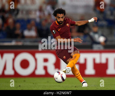 Roma, Italia. 29Sep, 2016. RomaÕs Mohamed Salah in azione durante l'Europa League Gruppo E partita di calcio tra Roma e Astra Giurgiu presso lo Stadio Olimpico. Roma ha vinto 4-0. © Riccardo De Luca/Pacific Press/Alamy Live News Foto Stock