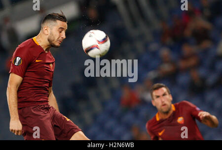 Roma, Italia. 29Sep, 2016. RomaÕs Kostas Manolas capi la sfera durante l'Europa League Gruppo E partita di calcio tra Roma e Astra Giurgiu presso lo Stadio Olimpico. Roma ha vinto 4-0. © Riccardo De Luca/Pacific Press/Alamy Live News Foto Stock