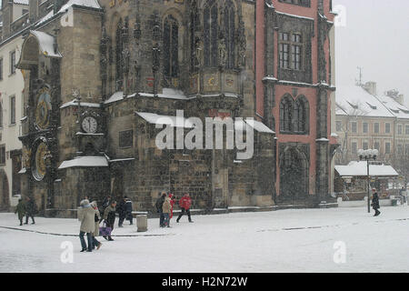 Inverno a Praga, Municipio della Città Vecchia di Praga, Repubblica Ceca con l'Orologio Astronomico sulla parete sud Foto Stock