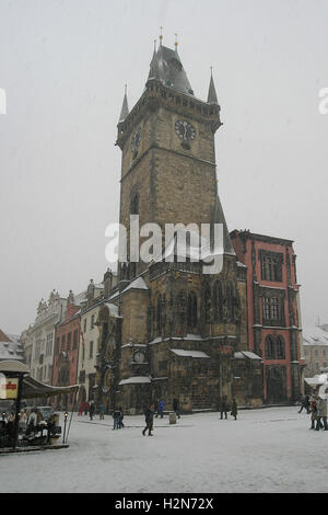 Inverno a Praga. Municipio della Città Vecchia di Praga, Repubblica Ceca con l'Orologio Astronomico sulla parete sud Foto Stock