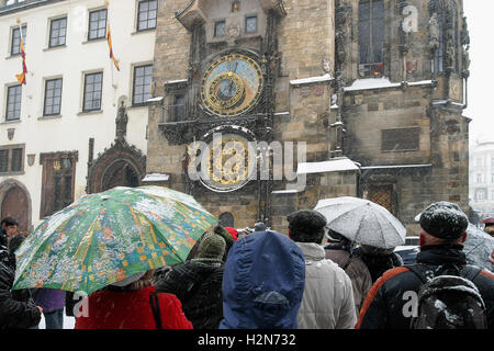 Inverno a Praga - la gente a guardare l'Orologio Astronomico di Praga sulla parete sud del municipio della Città Vecchia di Praga, Repubblica Ceca. Foto Stock