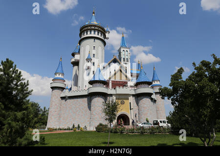 Castello da favola in Sazova Scienza, Arte e parco culturale nella città di Eskisehir, Turchia Foto Stock