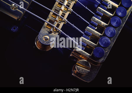 Parte di una chitarra elettrica, closeup vista sul ponte e belle sintonizzatori. Foto Stock