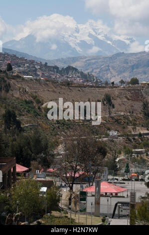 Nevado Illimani, 6442m, un picco andino nella Cordillera Real al di fuori di La Paz in Bolivia Foto Stock