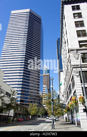 Una delle strade nel centro cittadino di Seattle (Washington). Foto Stock