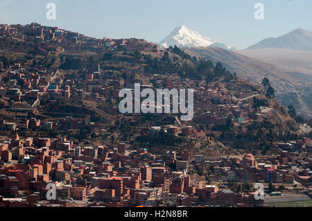 Huayna Potosi, 6088m, torreggia su un panorama di La Paz visto dalla Mi Teleferico cavo rete auto Foto Stock