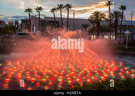 Las Vegas, Nevada - una fontana di fronte al Wynn Hotel e Casino. Foto Stock