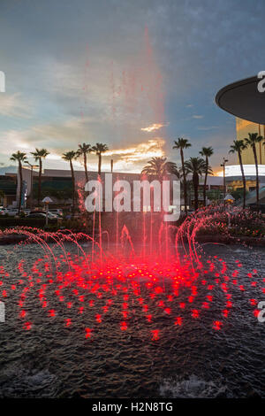 Las Vegas, Nevada - una fontana di fronte al Wynn Hotel e Casino. Foto Stock