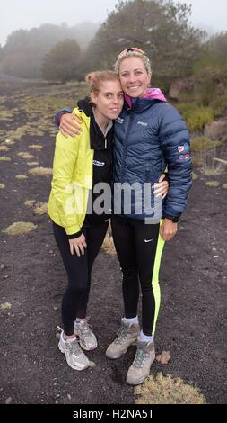 La Principessa Beatrice (sinistra) e Holly Branson dopo aver completato la Vergine si sforzano Challenge 2016, in cui i partecipanti hanno eseguito, camminava e ciclizzato per carità dal monte Cervino in Svizzera, tutti attraverso la lunghezza dell'Italia per l'isola di Sicilia. Foto Stock