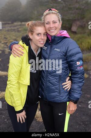 La Principessa Beatrice (sinistra) e Holly Branson dopo aver completato la Vergine si sforzano Challenge 2016, in cui i partecipanti hanno eseguito, camminava e ciclizzato per carità dal monte Cervino in Svizzera, tutti attraverso la lunghezza dell'Italia per l'isola di Sicilia. Foto Stock