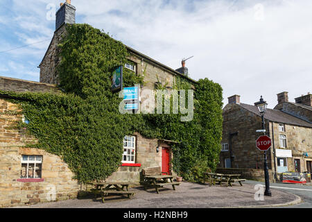 Il attualmente vacanti e per la vendita "Horseshoe Inn'. in longnor, Staffordshire, Inghilterra. Foto Stock