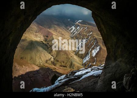 Vista delle bellissime montagne di Alamut nel nord dell'Iran in inverno Foto Stock
