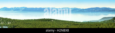 Lake Tahoe riprese panoramiche prese dal lato nord del lago. Il lago Tahoe è situato al confine della California e Nevada. Foto Stock