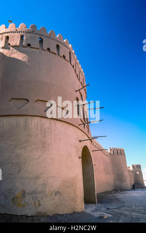 Spesse mura difensive del castello antico Rayen vicino a Bam, in Iran Foto Stock