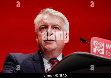 Labour Party Conference on 25/09/2016 a Liverpool ACC, Liverpool. Persone nella foto: Carwyn Jones, Primo Ministro del Galles, indirizzi la conferenza nella sessione del pomeriggio del primo giorno . Foto di Julie Edwards. Foto Stock