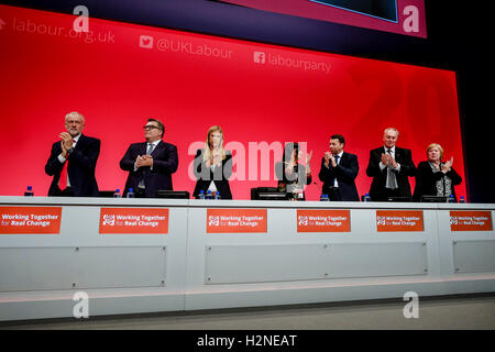 Labour Party Conference on 25/09/2016 a Liverpool ACC, Liverpool. Persone nella foto: Jeremy Corbyn, Tom Watson, onorando assassinato il lavoro MP Jo Cox, delegati di alzarsi e di clap durante un tributo emotivo . Foto di Julie Edwards. Foto Stock