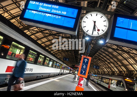 Ferrovie federali svizzere SBB CFF FFS di salire a bordo di un treno a San Gallo stazione ferroviaria, Svizzera Foto Stock