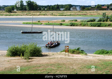 Amboise Francia - i passeggeri a bordo di un piccolo tour in barca sul fiume Loira Foto Stock