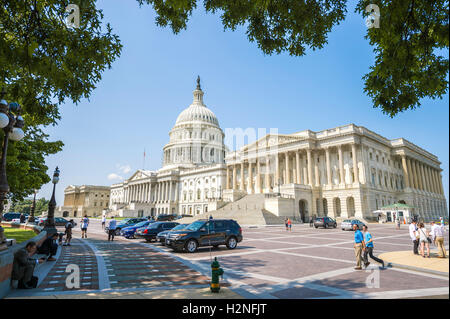WASHINGTON DC - Luglio 30, 2014: la gente di affari e i turisti si radunano vicino al Campidoglio US edificio su un luminoso giorno d'estate. Foto Stock