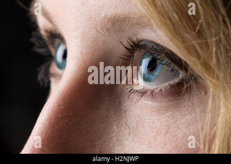 Primo piano di una donna di occhi blu Foto Stock