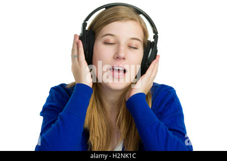 Attraente donna bionda cantando con cuffie su Foto Stock