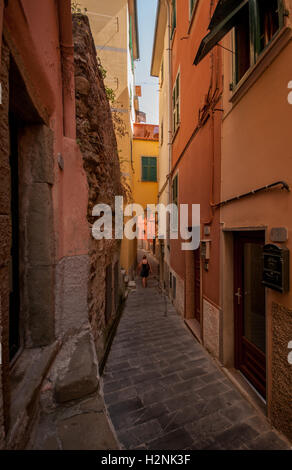 Un esempio degli stretti passaggi pedonali che sono tipici dei paesi del Mediterraneo, Riomaggiore Cinque Terre, Liguaria, Italia, Foto Stock