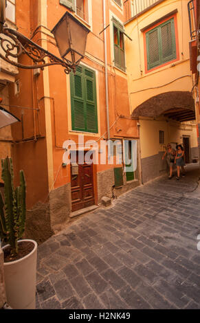 Un esempio degli stretti passaggi pedonali che sono tipici dei paesi del Mediterraneo, Riomaggiore Cinque Terre, Liguaria, Italia, Foto Stock