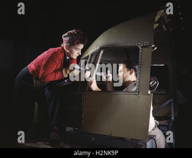 Team di rivettatura che lavora su Cockpit Shell di B-25 Bomber, North American Aviation, Inc, Inglewood, California, USA, Alfred T. Palmer, USA Ufficio delle informazioni di guerra, ottobre 1942 Foto Stock