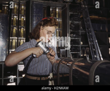 Trapano manuale operatorio da lavoro femminile, North American Aviation, Inc, Inglewood, California, USA, Alfred T. Palmer, USA Ufficio delle informazioni di guerra, ottobre 1942 Foto Stock