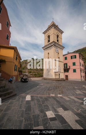 La piazza principale di Manarola, Piazza Papa Innocenzo, Manarola, Cinque Terre, Liguaria, Italia, Settembre Foto Stock