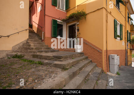 Colorato porta e di costruire in Manarola piazza principale, le Cinque Terre, Settembre Foto Stock