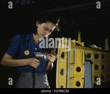 Lavoratore di sesso femminile che di funzionamento trapano a mano su stabilizzatore orizzontale per Vultee "vendetta" A-31 Dive Bomber, Nashville, Tennessee, Stati Uniti d'America, Alfred T. Palmer per ufficio di informazione di guerra, Febbraio 1943 Foto Stock