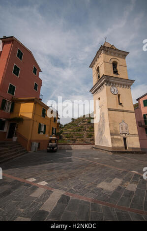 La piazza principale di Manarola, Piazza Papa Innocenzo, Manarola, Cinque Terre, Liguaria, Italia, Settembre Foto Stock