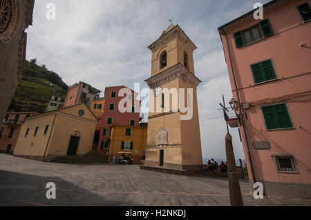 La piazza principale di Manarola, Piazza Papa Innocenzo, Manarola, Cinque Terre, Liguaria, Italia, Settembre Foto Stock