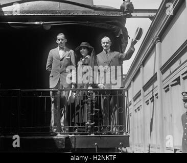 John Coolidge, First Lady grazia Coolidge e U.S. Presidente Calvin Coolidge sul treno per Vermont, USA, nazionale foto Azienda, Agosto 1924 Foto Stock