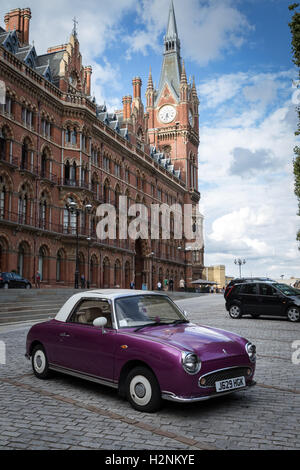 Un Nissan Figaro auto parcheggiate a St Pancras stazione ferroviaria e hotel in North London Foto Stock