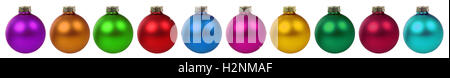 Le palle di Natale baubles molti decorazione colorata confine in una fila isolato Foto Stock