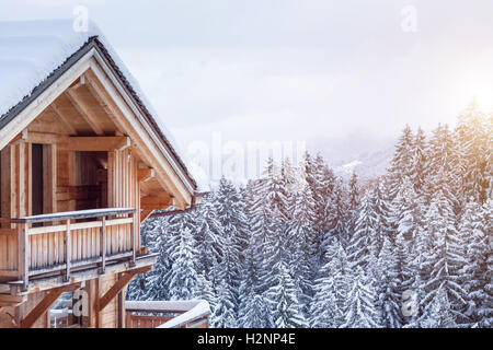Snow covered chalet in the mountains Foto Stock
