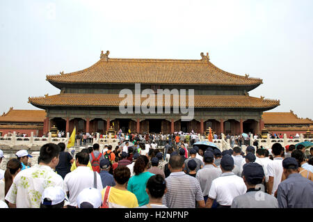 I turisti cinesi di fronte alla folla e gregge attraverso la Città Proibita di Pechino, Cina. Foto Stock