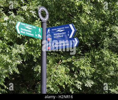 MANCHESTER, Inghilterra, Agosto 24 2016: un segno posto per il Trans Pennine Trail, a 215 miglia lungo il percorso per gli escursionisti e i ciclisti. Foto Stock