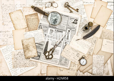 Apri diario libro antico lettere, cornici, vintage accessori e forniture  per ufficio. sfondo nostalgico Foto stock - Alamy