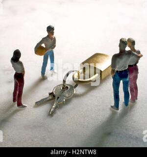 I genitori e i due figli, figurine di fronte le chiavi di casa Foto Stock