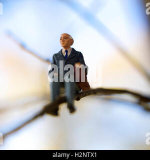 Nonno, statuetta, seduto su un ramo di albero Foto Stock